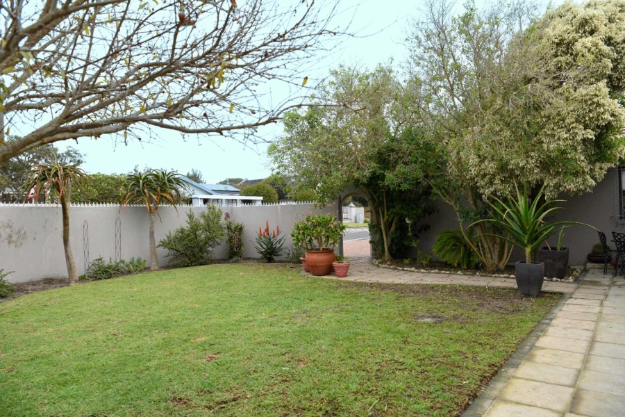 4 Bedroom Property for Sale in Bloubergrise Western Cape